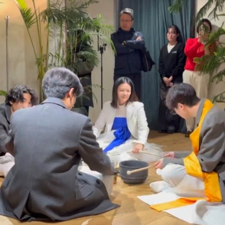 Interweaving Disciplines and Experimenting with Class Knowledge: The <i>Livingroom</i> Project