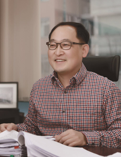 Professor Zee Hwan Kim(Department of Chemistry, SNU)