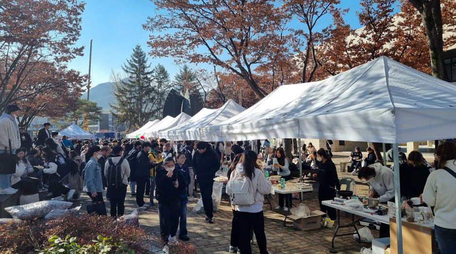 Fall 2022 International Food Festival (Source: SNU Buddy operations team)