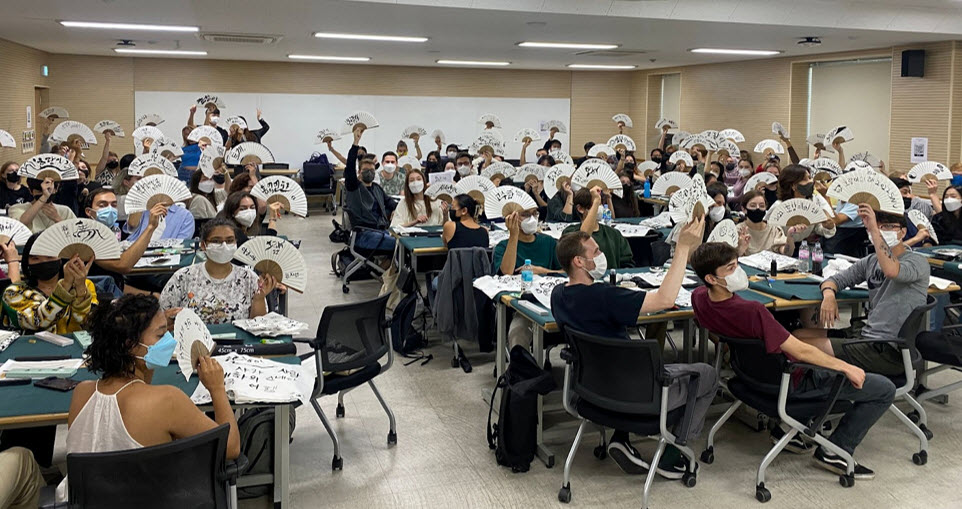 Calligraphy event (Source: SNU Buddy operations team)