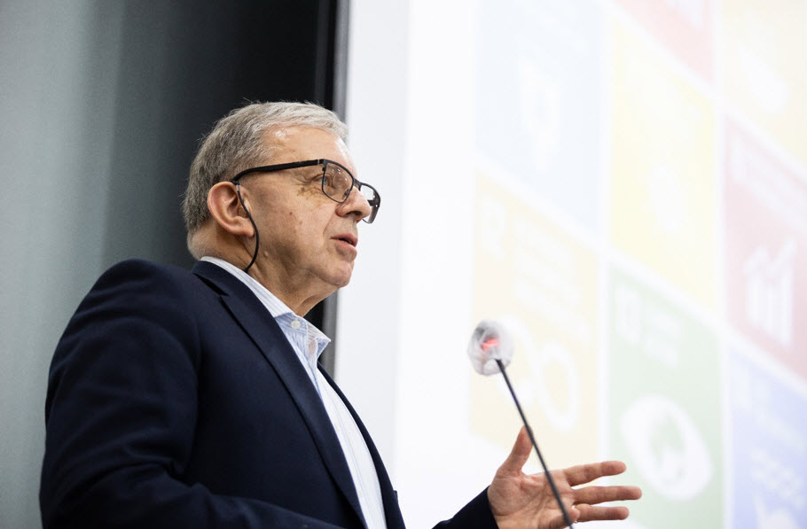 The lecture “The Way That Approaches a Sustainable Society” by Sir Philip Campbell
