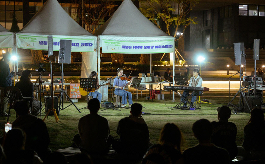 The acoustic campfire performance on Day 1