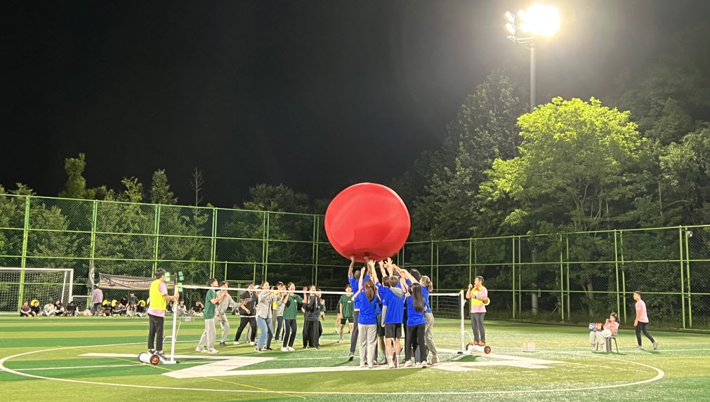 Blue and green team facing off in the “super” volleyball final