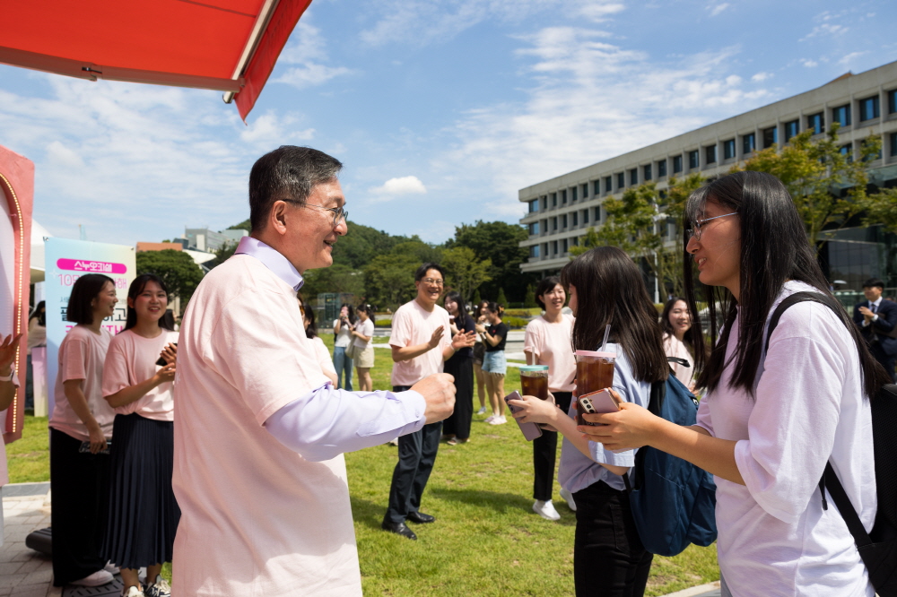 Seoul National University's official Instagram account 'SNU Official' celebrates reaching 100,000 followers