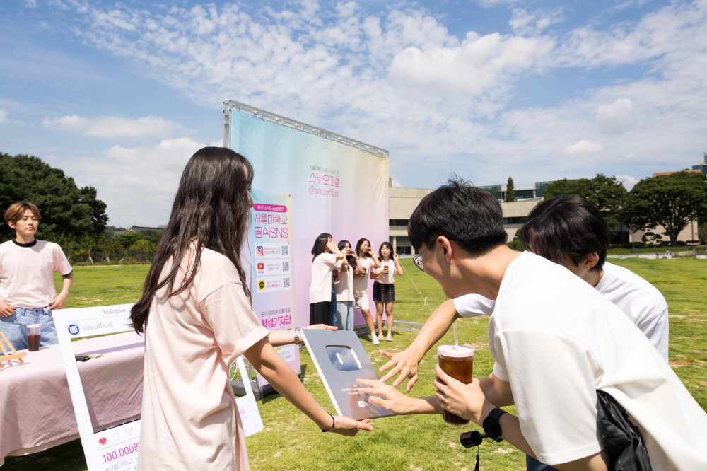 Seoul National University's official Instagram account 'SNU Official' celebrates reaching 100,000 followers
