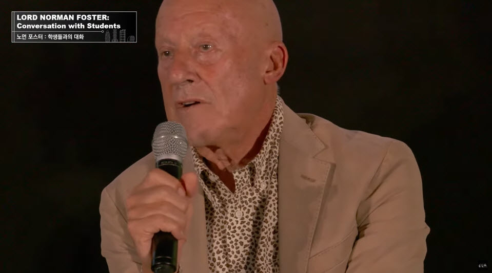 Foster is sharing his thoughts with students. (Source: SNU Institute for Culture and Arts youtube channel)