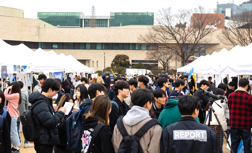 The Club Introduction Festival booths