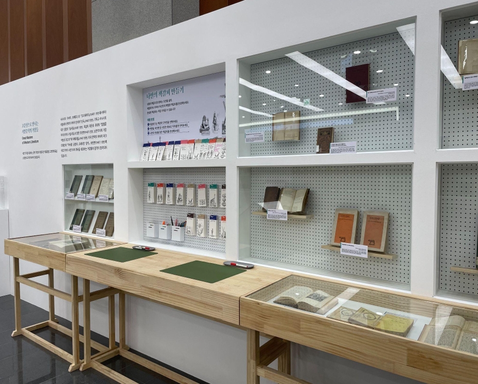 Take-home mementos: Complimentary bookmarks and stationery for decoration