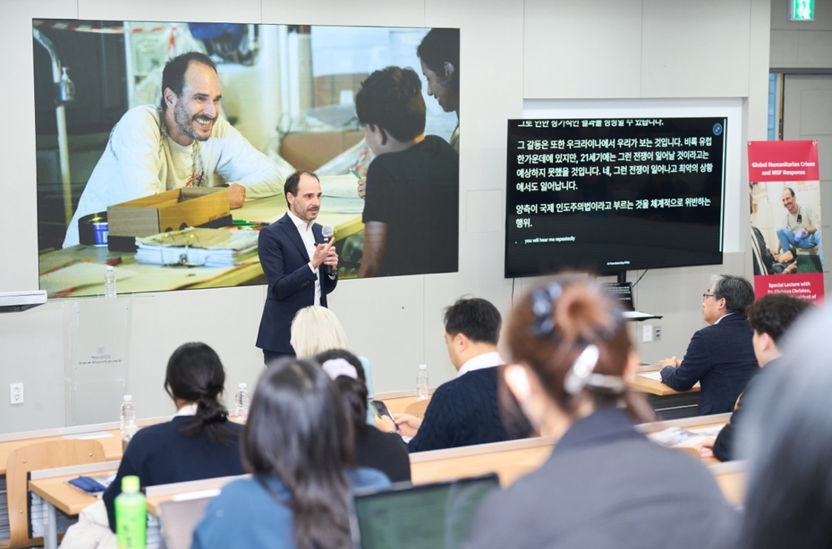 Dr. Christos Christou, International President of MSF, presenting in the special lecture