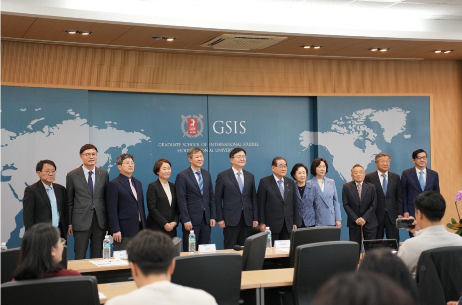 SNU President Ryu Hong Lim (seventh from the right) with Kim Mi (fourth from the right), Chair of the Kim Koo Foundation, and other distinguished guests