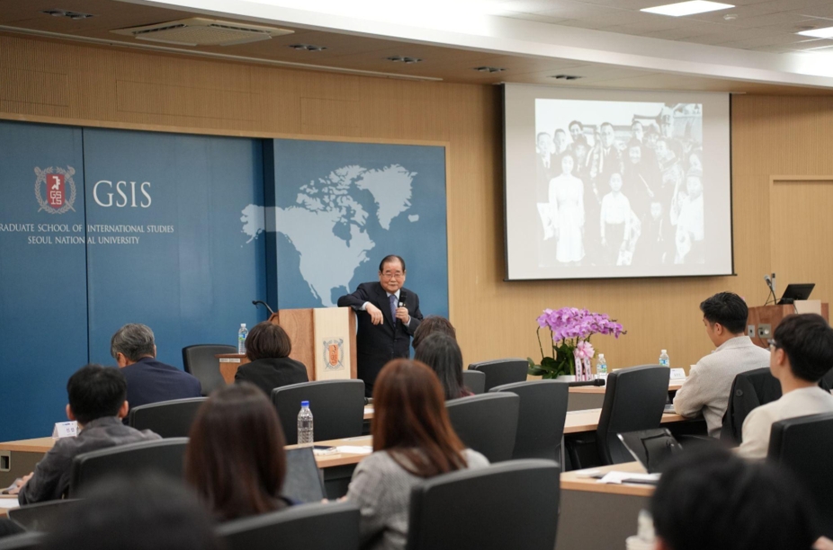 Chairman Lee Jong-Chan of the Heritage of Korean Independence delivering his lecture