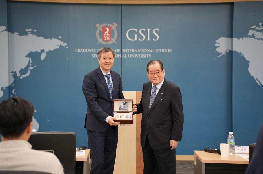 Dean Sheen Seong-Ho and Chairman Lee Jong-Chan with the commemorative watch