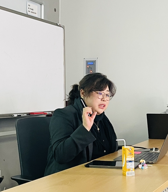 Professor Park delivering her talk