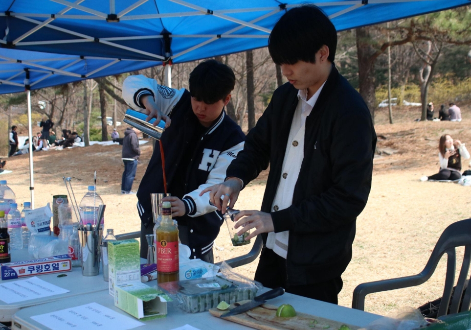 Students in Hurim making spicy mocktails