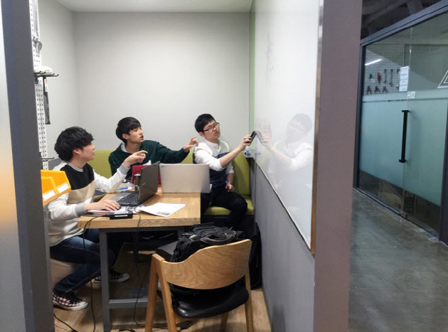 Students at the Haedong Idea Factory