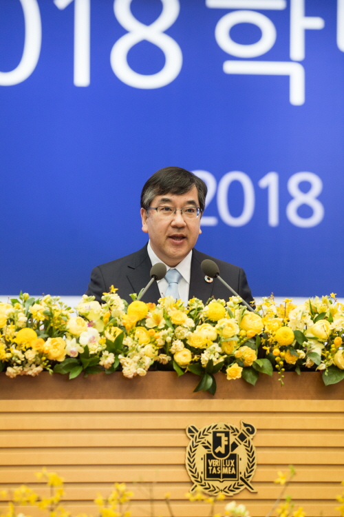 President Makoto GONOKAMI is giving the congratulatory speech at 2018 SNU Matriculation Ceremony on March 2.